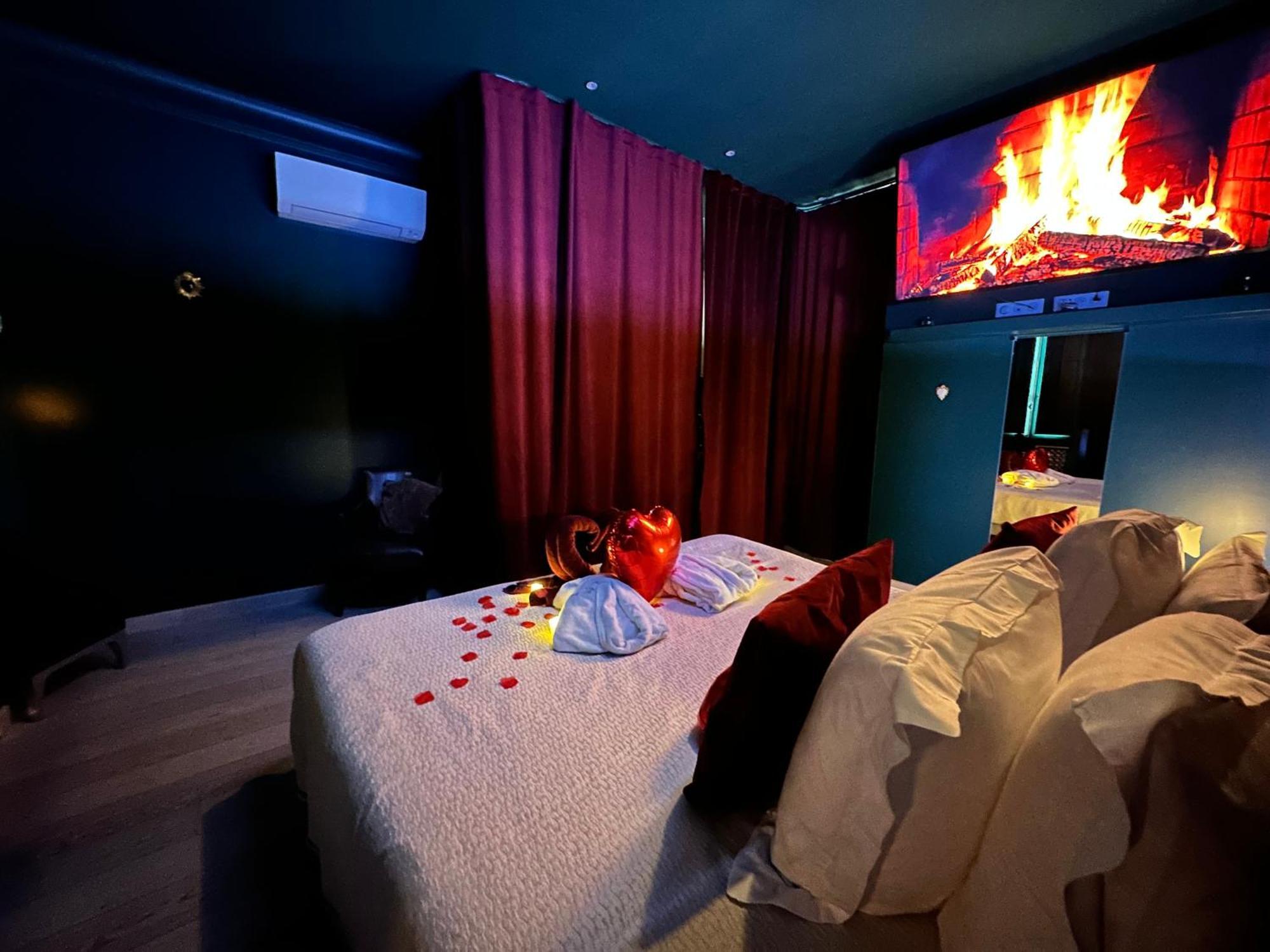 Mieuxqualhotel Jacuzzi Privatif Velvet Desire Bordéus Exterior foto